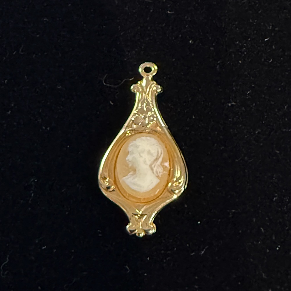 Vintage Dainty Gold Tone Cameo Pendant - Picture 2 of 3